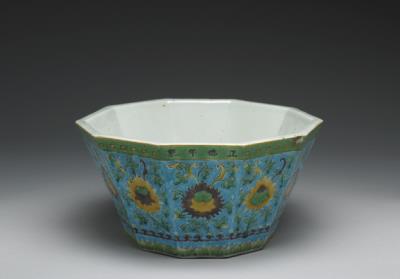 图片[2]-Flower pot with Indian lotus decoration in sancai polychrome enamels on a sky blue ground, Ming dynasty, Zhengde reign (1506-1521)-China Archive